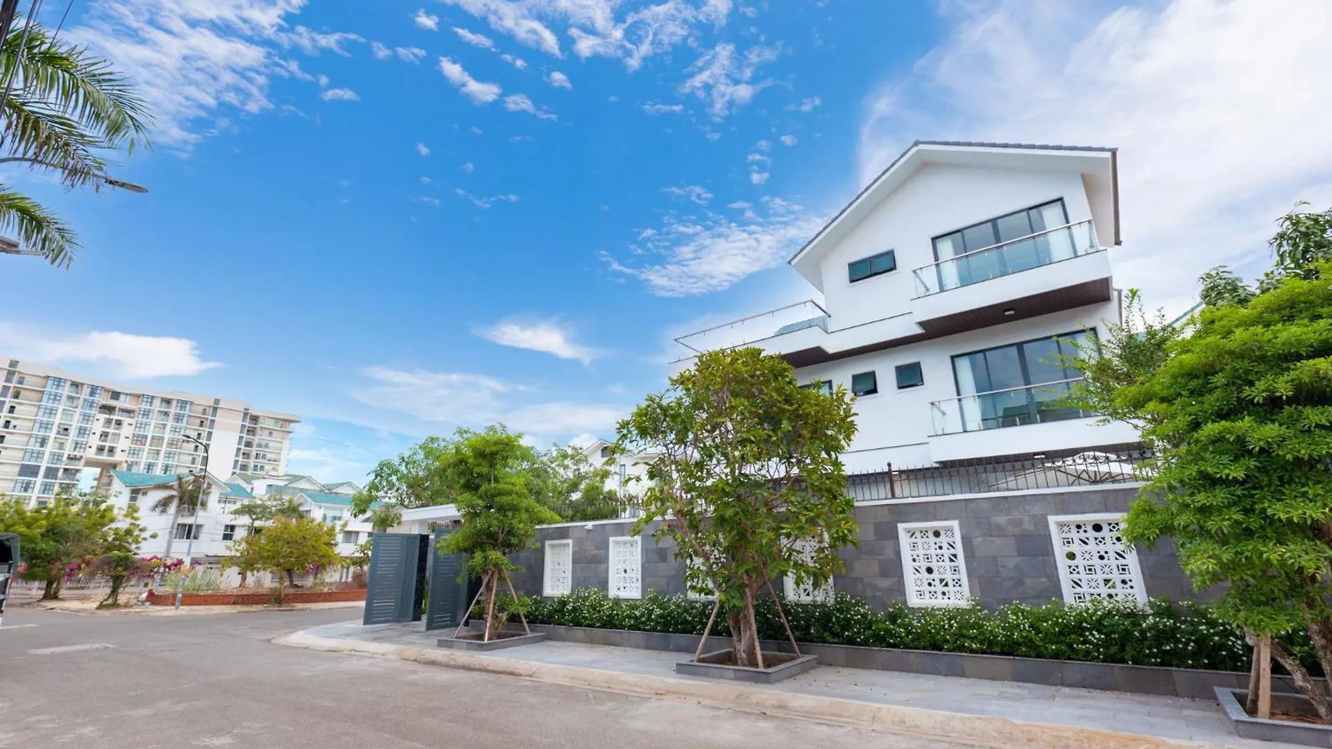 Villa B2-34 Long Cung - 8 Phong Ngu - 100M Toi Bien Vung Tau
